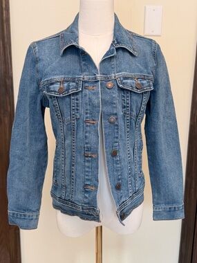 Old Navy medium wash fitted button down jean jacket